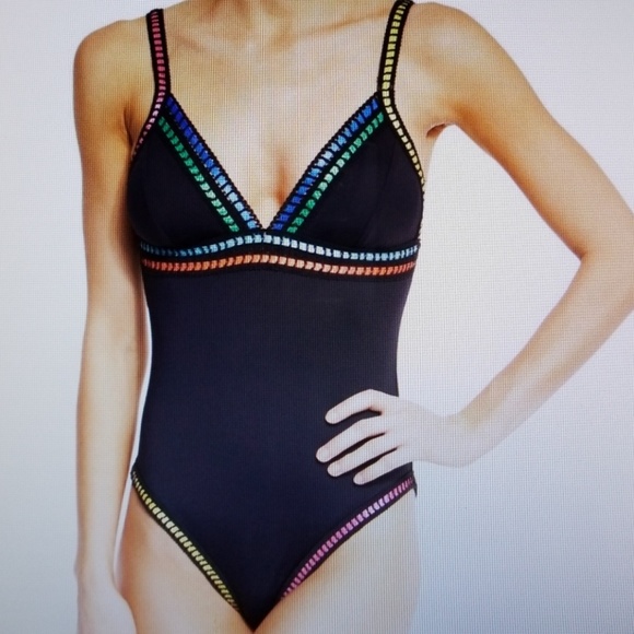 la blanca threading along one piece